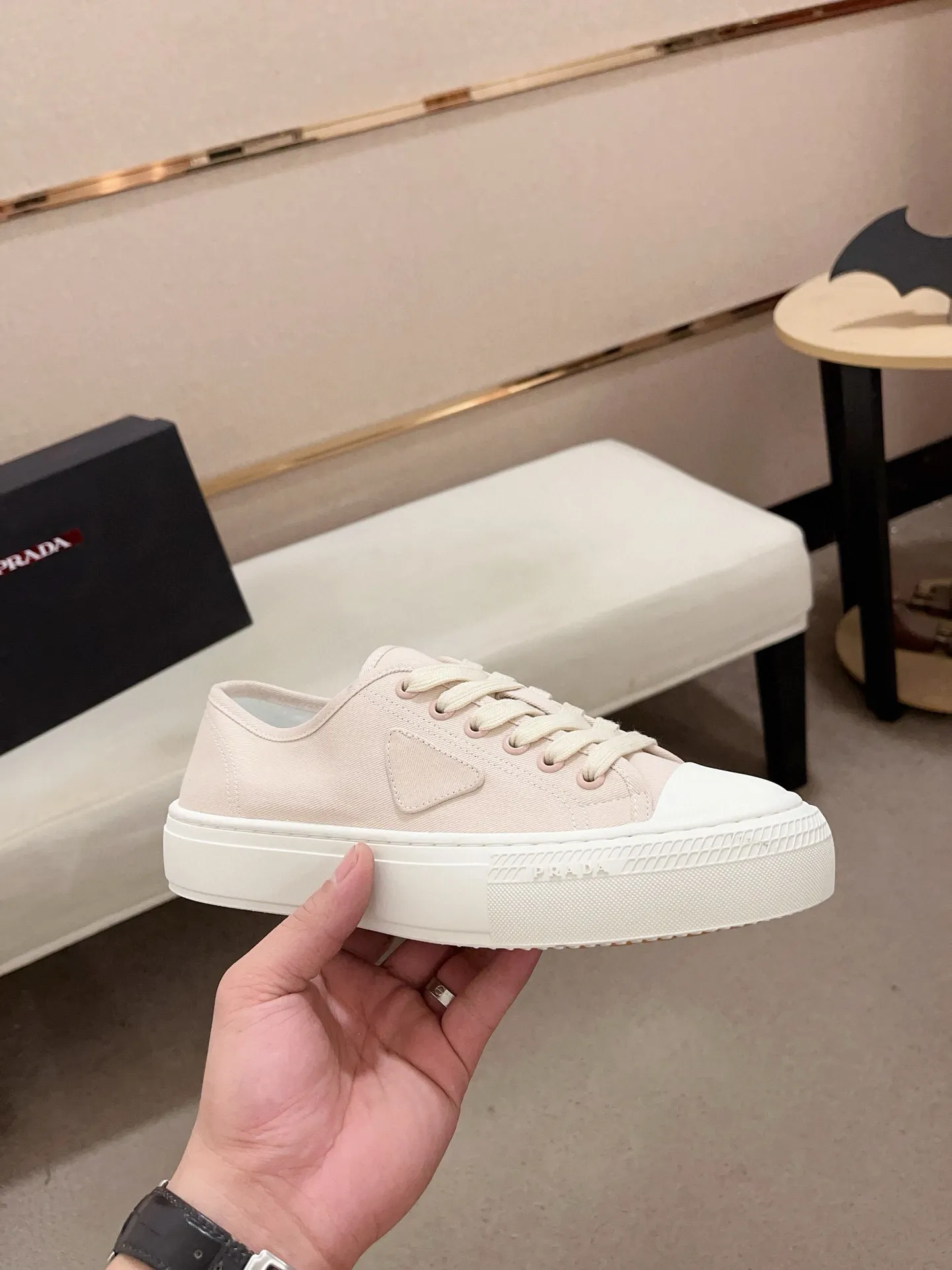 Men's shoes 💰 580💰 ✔️✔️✔️High-quality new PRADA counters are launched at the same time. The new men's shoes and 😘fabrics are selected from first-layer cowhide and are made by pure handicrafts. Lining: Full cowhide lining. 👍🏿 High-end ☄️ air-cushion molded anti-slip rubber outsole, exquisite lines, simple and elegant, comfortable and high-end for leisure travel. Code number: 38 to 44 (45 can be customized)